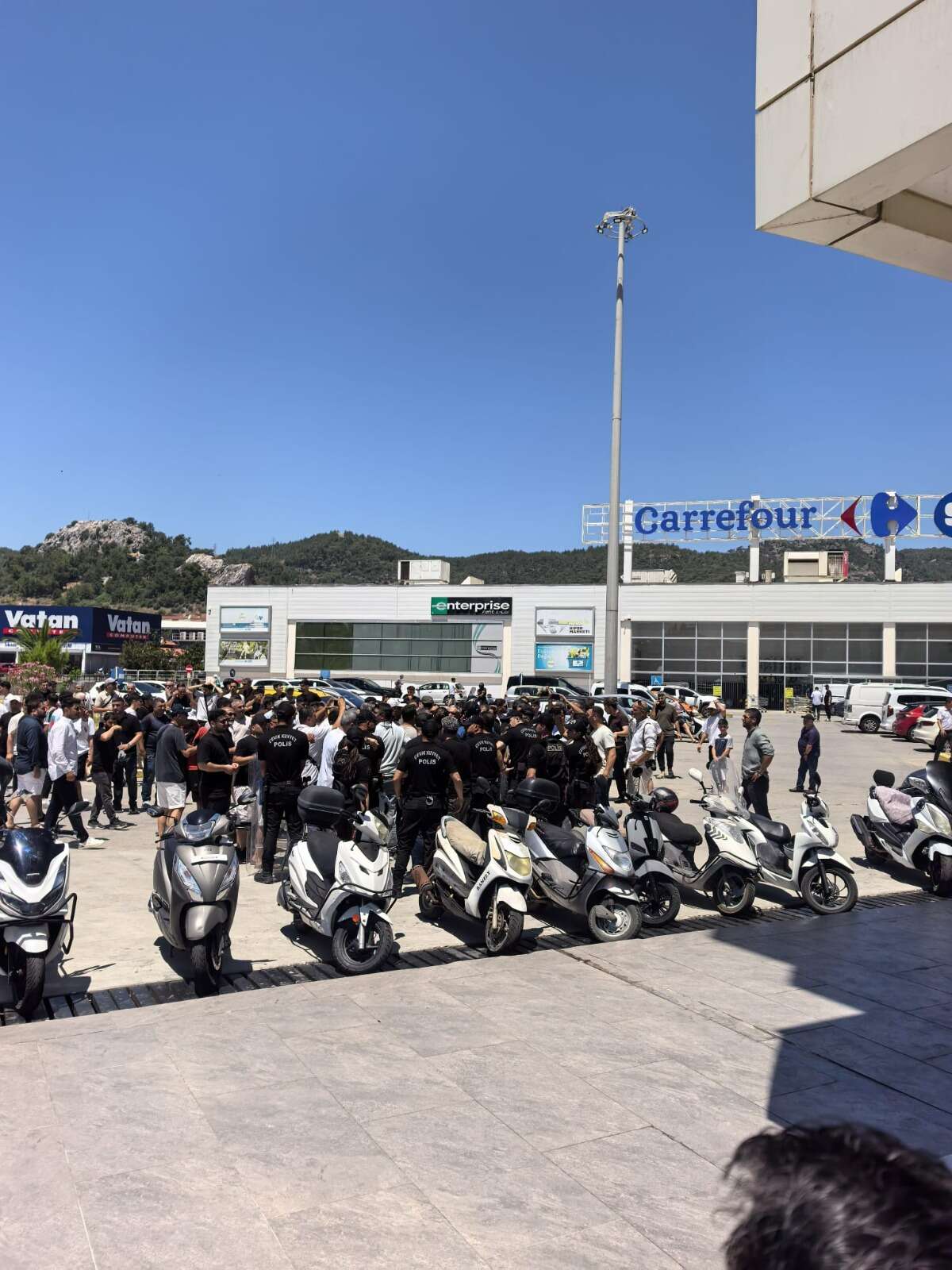 Marmaris’te Kapalı Çarşı Esnafından Belediye Protestosu: Polis Biber Gazıyla Müdahale Etti 5